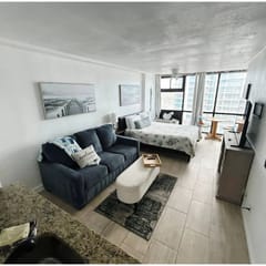 Oceanview studio w/queen bed, pool, tiki bar