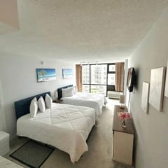Daytona Oceanside Adjoin studios w/pool, Tiki Bar