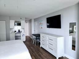 Spectacular New King Studio w/kitchenette, pool - Image 4