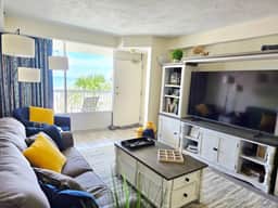 Direct Oceanfront 1 bedroom w/kitchen & balcony - Image 3