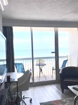 Daytona Beach Oasis Oceanfront balcony 1 bdrm - Image 3