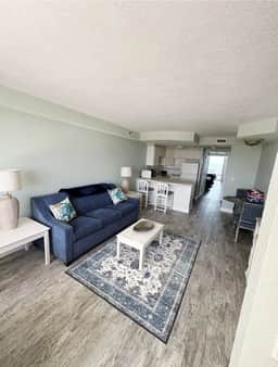 Updated 1 bedroom w/balcony, pool, hot tub - Image 2