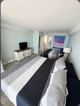 Updated 1 bedroom w/balcony, pool, hot tub - Image 4