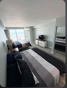 Updated 1 bedroom w/balcony, pool, hot tub - Image 3