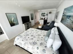 Oceanview studio w/queen bed, pool, tiki bar - Image 3