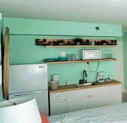 Beachy Oceanview Updated Studio w/pool & tiki bar - Image 5