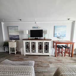 Sunrise Oceanfront 2 Full Studio w/kitchen & pool - Image 3