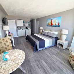 King Deluxe Oceanview w/tiki bar-pool, kitchenette - Image 5