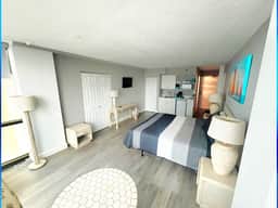 King Deluxe Oceanview w/tiki bar-pool, kitchenette - Image 2
