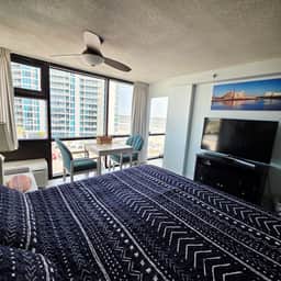 Cozy King Oceanview Studio w/pool & tiki bar - Image 2