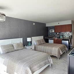 Elegant Double Queen Studio w/pool & kitchenette - Image 3