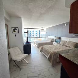 Elegant Double Queen Studio w/pool & kitchenette - Image 2