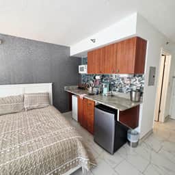 Elegant Double Queen Studio w/pool & kitchenette - Image 4