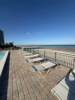 Oceanview Studio w/kitchenette, pool, tiki bar - Image 2
