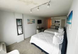 Daytona Oceanside Adjoin studios w/pool, Tiki Bar - Image 5