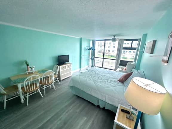 Oceanside Beachy King Studio w/pool & tiki bar - Image 5