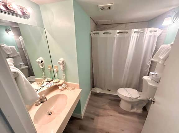 Oceanside Beachy King Studio w/pool & tiki bar - Image 4