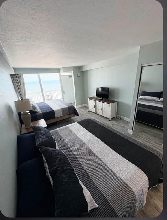 Updated 1 bedroom w/balcony, pool, hot tub - Image 3
