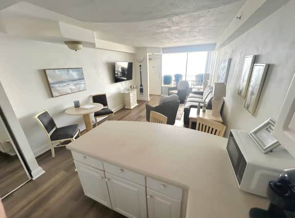 Oceanfront 1 bdrm w/balcony, pool, hot tub & more - Image 4