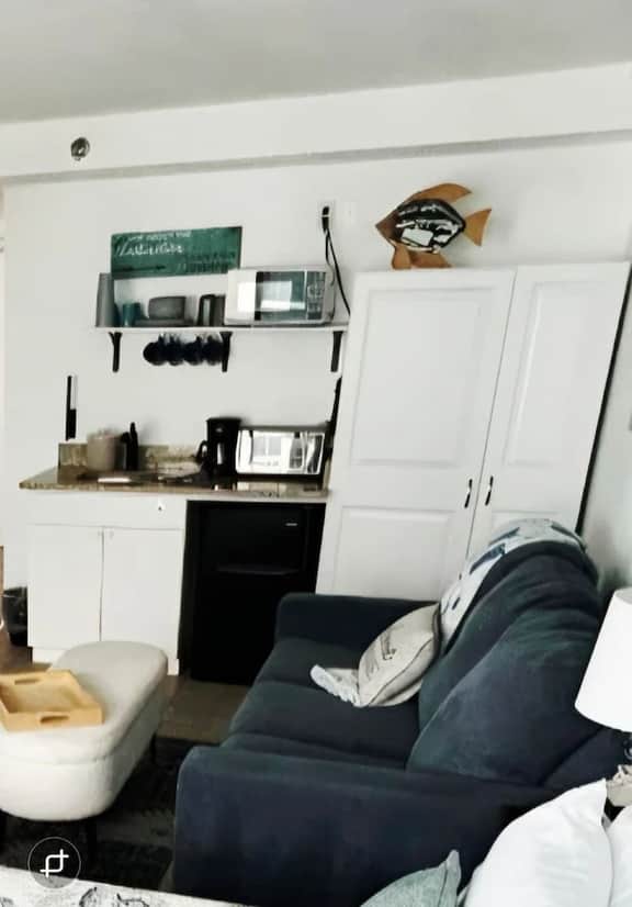 Oceanview studio w/queen bed, pool, tiki bar - Image 4