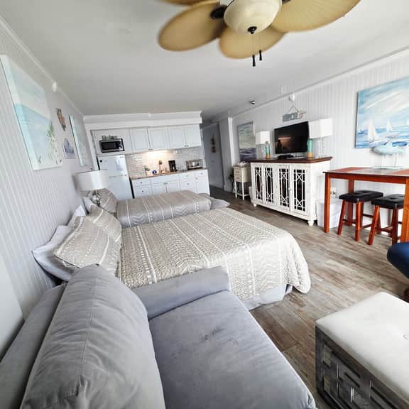 Sunrise Oceanfront 2 Full Studio w/kitchen & pool - Image 5