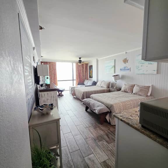 Sunrise Oceanfront 2 Full Studio w/kitchen & pool - Image 2