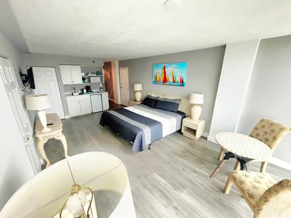 King Deluxe Oceanview w/tiki bar-pool, kitchenette - Image 3