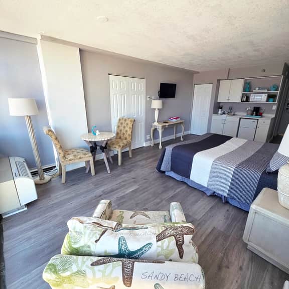 King Deluxe Oceanview w/tiki bar-pool, kitchenette - Image 4