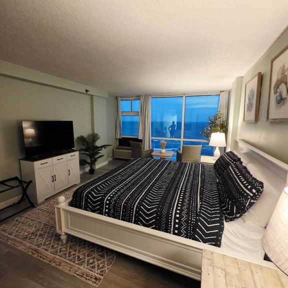 Newly updated king studio perfect for honeymooners - Image 4