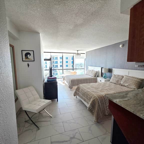 Elegant Double Queen Studio w/pool & kitchenette - Image 2
