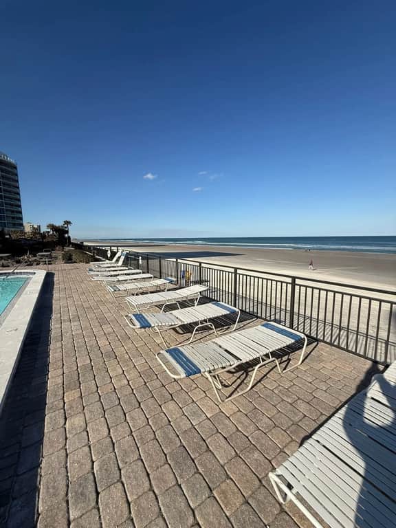 Oceanview Studio w/kitchenette, pool, tiki bar - Image 2