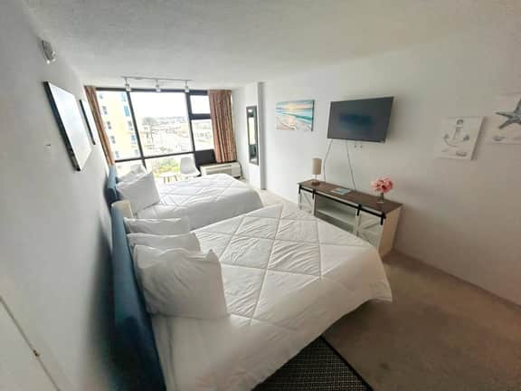 Daytona Oceanside Adjoin studios w/pool, Tiki Bar - Image 3