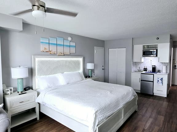 Spectacular New King Studio w/kitchenette, pool - Image 1