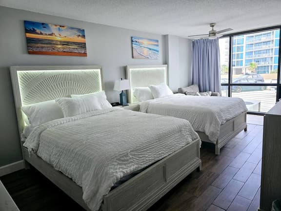 Newly renovated 2 queen studio w/kitchenette, pool - Image 1