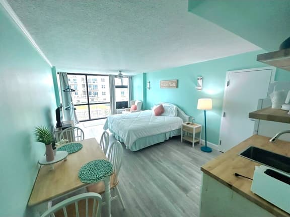 Oceanside Beachy King Studio w/pool & tiki bar - Image 1