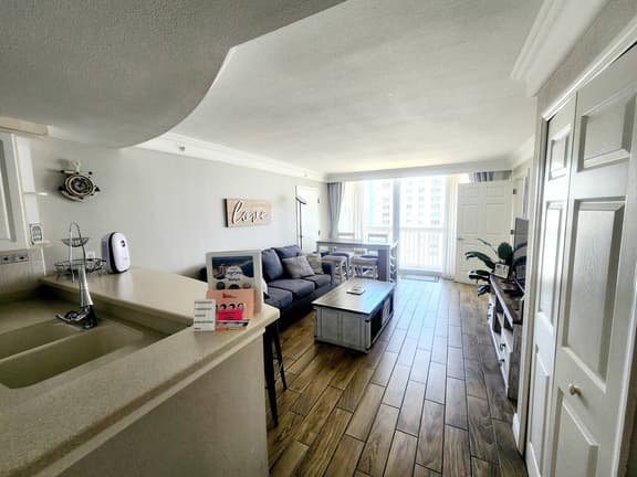 Private balcony ocean view 1 bedroom full kitchen - Image 1