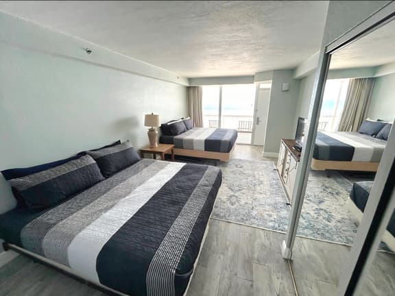 Updated 1 bedroom w/balcony, pool, hot tub - Image 1