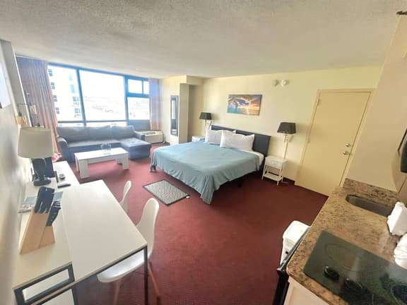 Daytona Oceanview King Studio w/pool, tiki bar - Image 1
