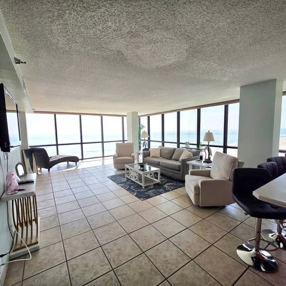 Penthouse Paradise ~ deluxe 2 bedroom 2 bathroom - Image 1