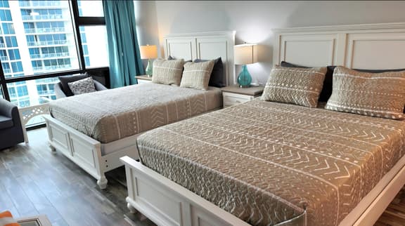 Coastal 2 queen Unit w/kitchenette, pool, tiki bar - Image 1