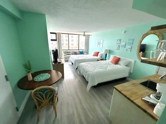 Beachy Oceanview Updated Studio w/pool & tiki bar - Image 1