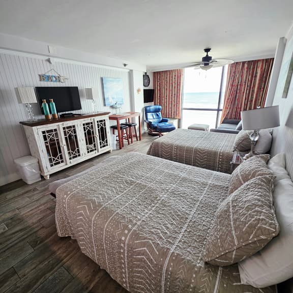 Sunrise Oceanfront 2 Full Studio w/kitchen & pool - Image 1