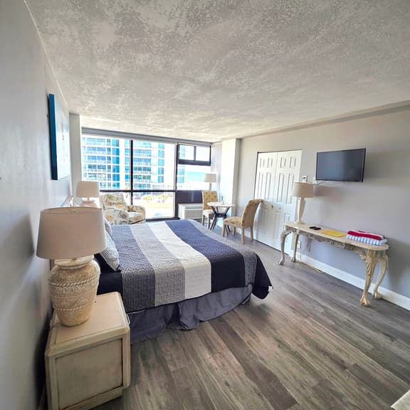 King Deluxe Oceanview w/tiki bar-pool, kitchenette - Image 1