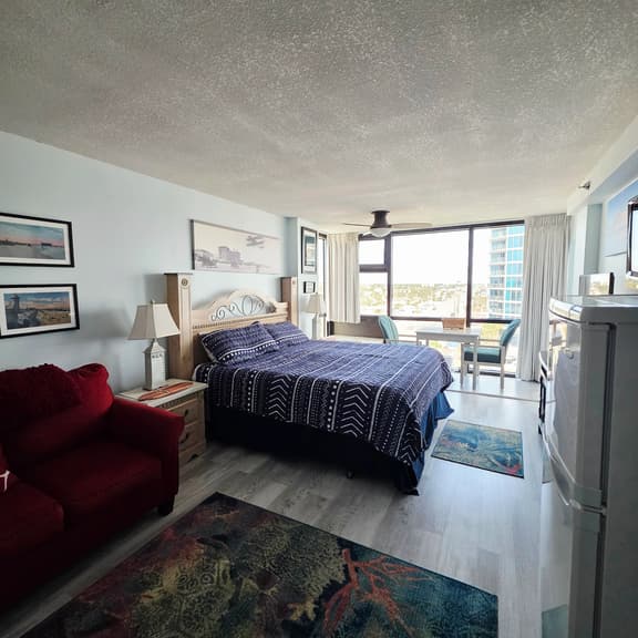 Cozy King Oceanview Studio w/pool & tiki bar - Image 1
