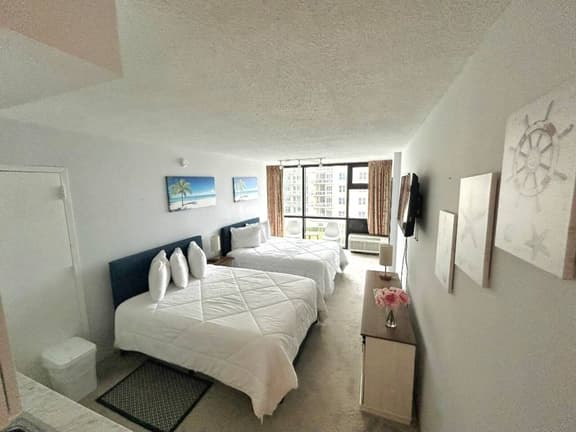 Daytona Oceanside Adjoin studios w/pool, Tiki Bar - Image 1
